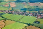 zicht op een landschap met velden en woonhuizen
